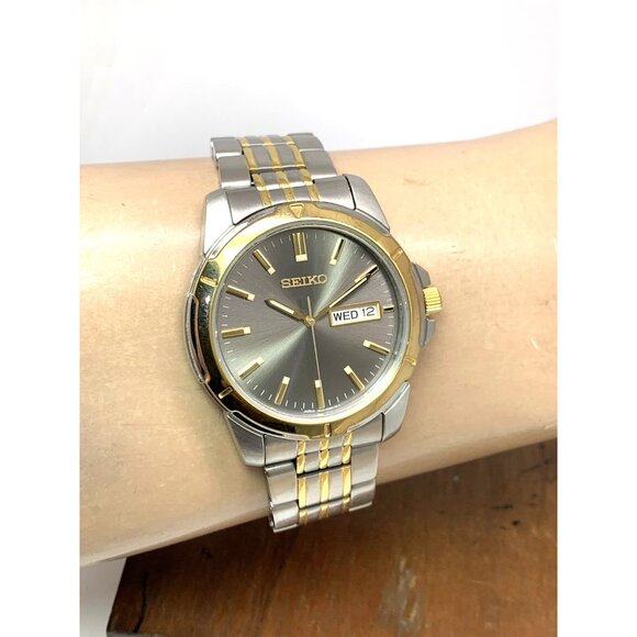 Seiko Men's Watch SUR356 Quartz Gray Dial Day Date Two Tone Stainless Steel 39mm - Picture 13 of 16